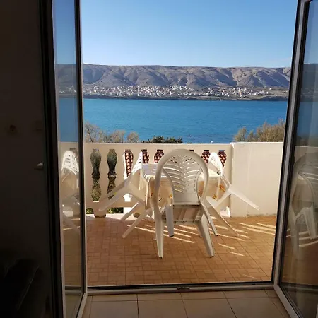 Snjezana Apartman Pag Town